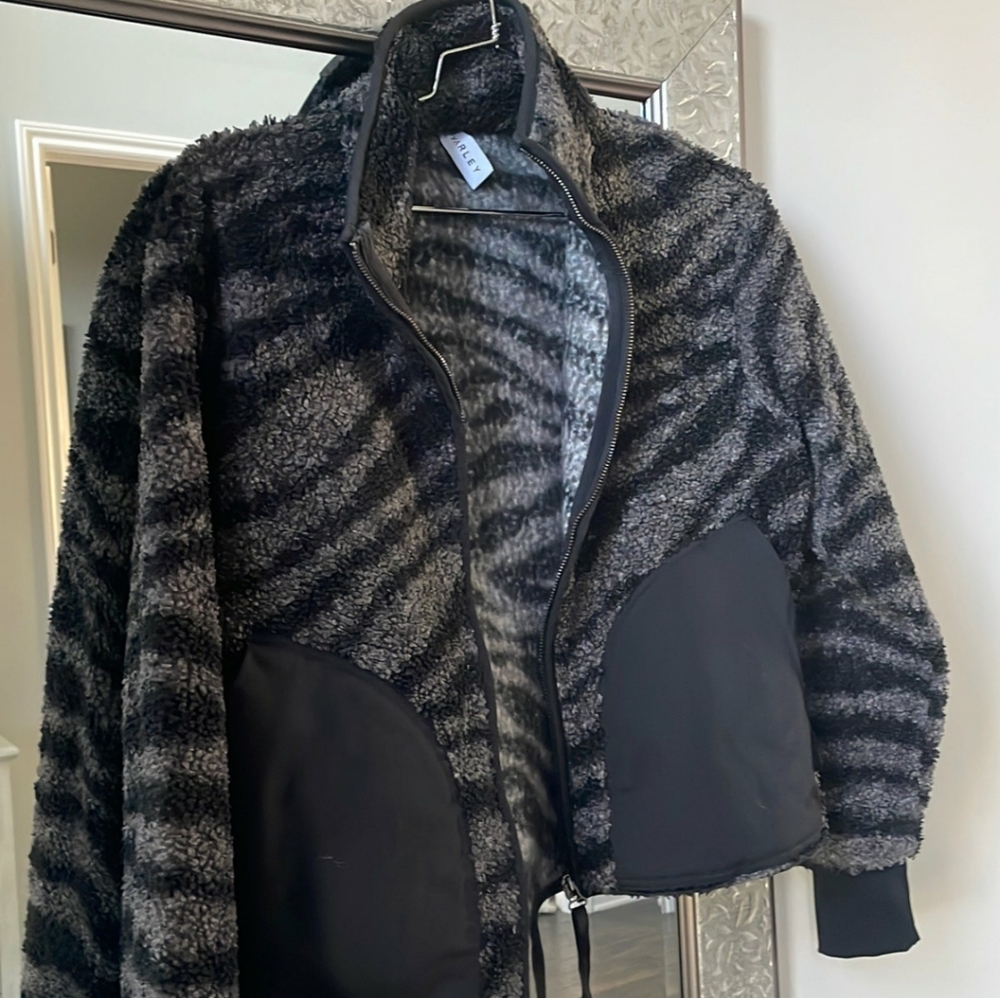 Varley Sherpa Jacket View 3